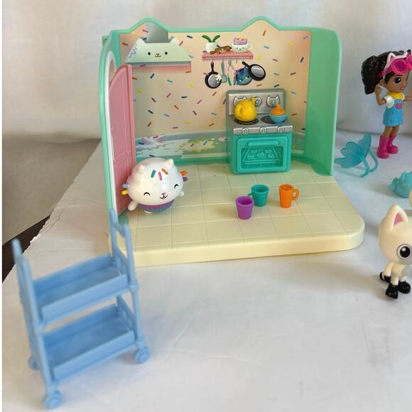 Gabby’s Dollhouse Netflix DreamWorks  Lot of  Dolls and Accessories - Picture 3 of 7